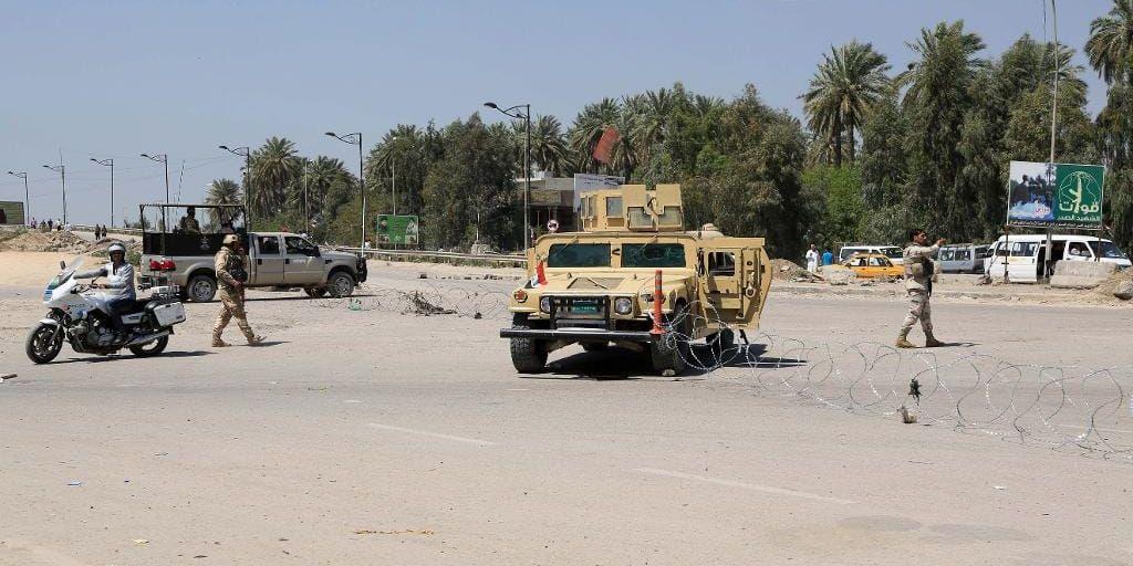Irakiska armésoldater nära platsen för ett självmordsattentat mot en vägspärr i Iraks huvudstad Bagdad.
