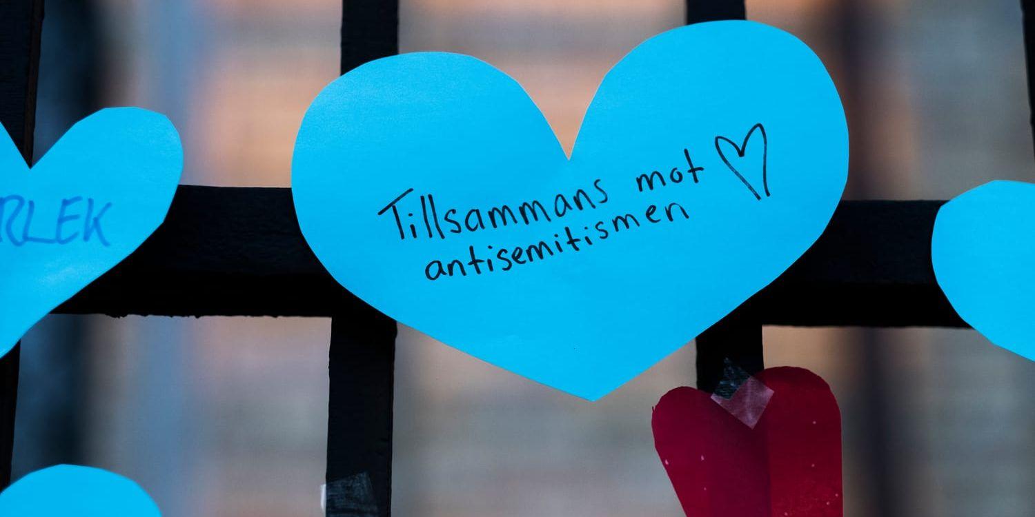 Synagogan i Göteborg kärleksbombas efter attacken. Den styrande majoriten i staden har dock inte insett allvaret i de larm som pekar på att fler stödjer våldsbejkande rörelser.   