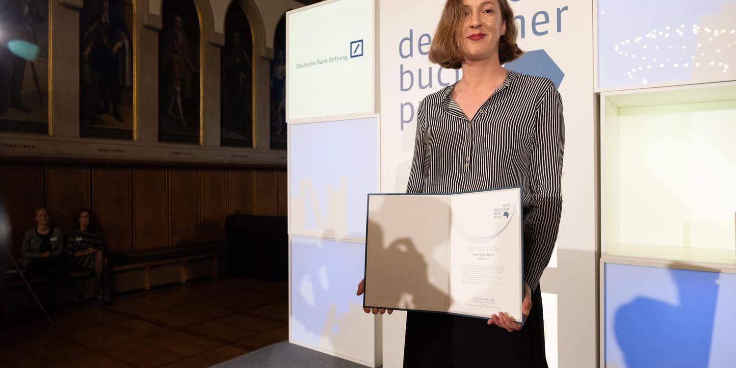Inger-Maria Mahlke tog emot priset på årets bokmässa i Frankfurt. Pressbild.