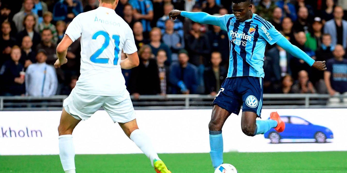 Djurgårdens Michael Olunga skjuter in 3–1-målet mot Malmö FF på Tele2 Arena i Stockholm.