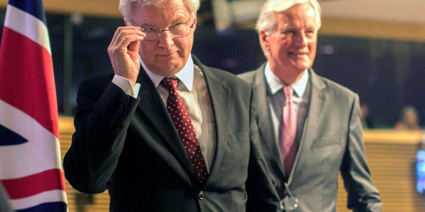 EU:s chefsförhandlare Michel Barnier (till höger) och brexit-generalen från London David Davis (till vänster) har efter fyra förhandlingsrundor långt kvar till en slutlig uppgörelse. Arkivbild.