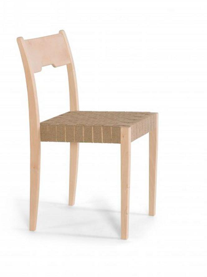 Arnold stol - En svensktillverkad stol där målet har varit en lätt och stapelbar stol.