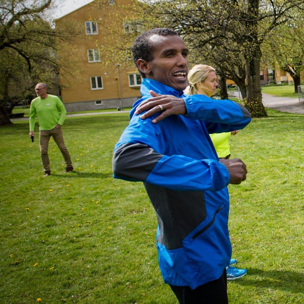 Mustafa "Musse" Mohamed instruerar eleverna på löparskolan.