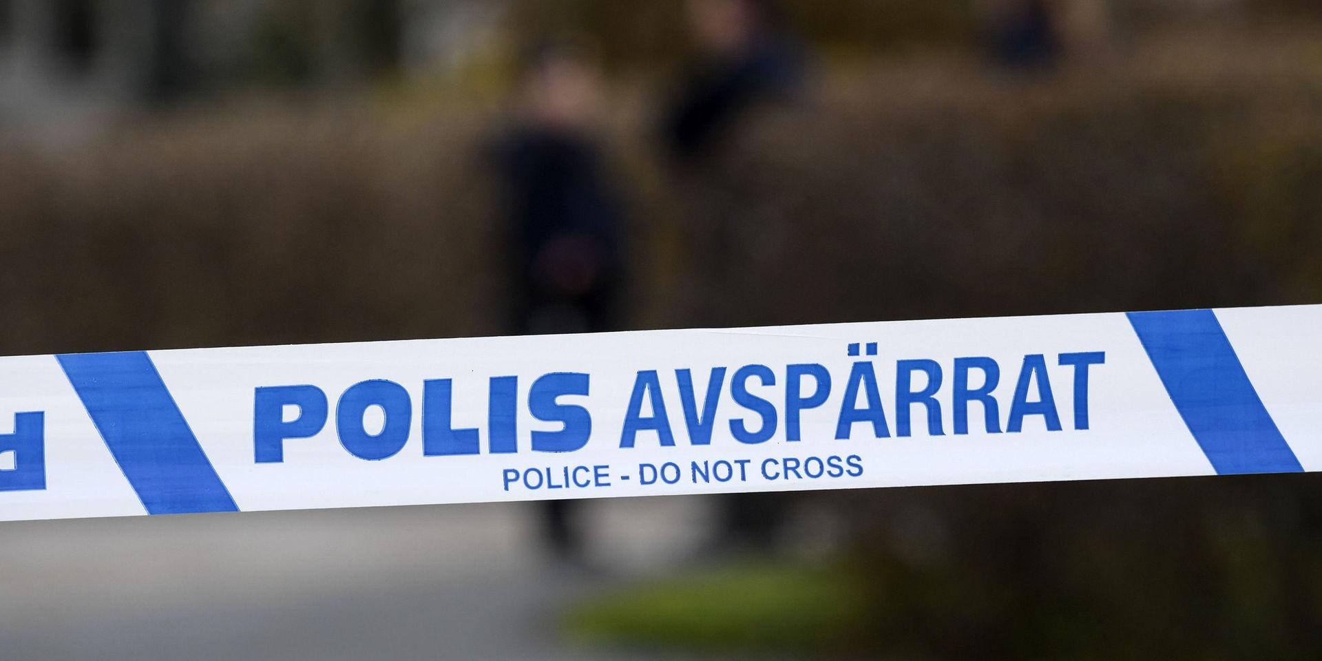 KRISTIANSTAD 2017-11-04 
Polis och avspärrning vid en explosion på Lyckans väg i Kristianstad.  
Foto: Johan Nilsson / TT / Kod 50090
