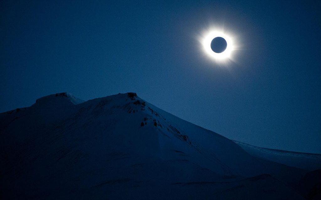 Solförmörkelsen väntas inledas längs USA:s Stillahavskust i delstaten Oregon vid 18-tiden på måndagen. Arkivbild: AP