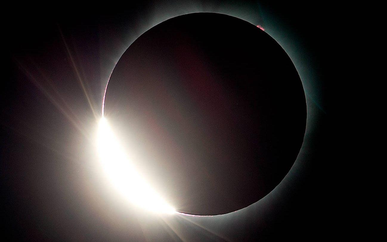Månen täcker nästan hela solen vid solförmörkelsen när den fångades på bild i Salem, USA. Bild: AP/TT.
