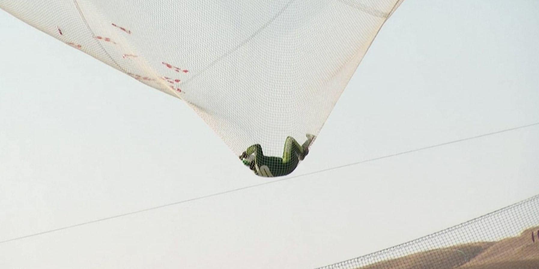 Den skärmlöse hopparen Luke Aikins fångas upp av ett nät i Simi Valley i Kalifornien efter sitt hopp från 7 600 meters höjd utan fallskärm.