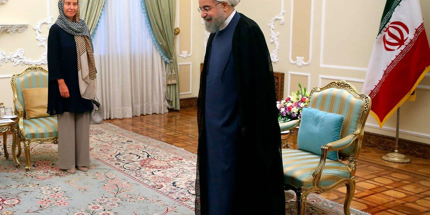 Irans president Hassan Rohani välkomnar EU:s utrikeschef Federica Mogherini i Teheran på lördagen. Hundra utländska delegationer deltar i invigningsceremonin av Rohanis andra mandatperiod som president.