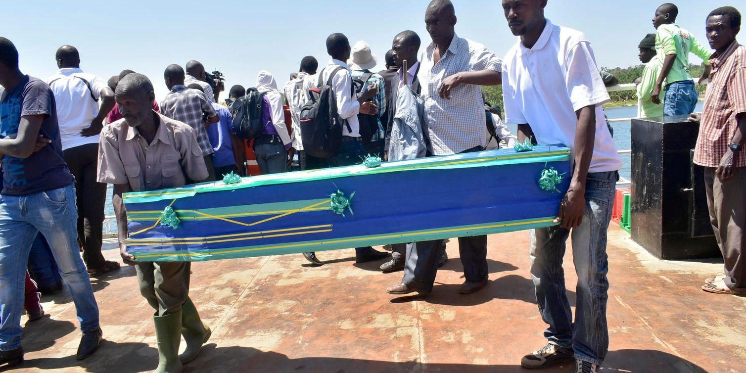 Anhöriga bär en kista med ett av offren från färjan Nyerere.