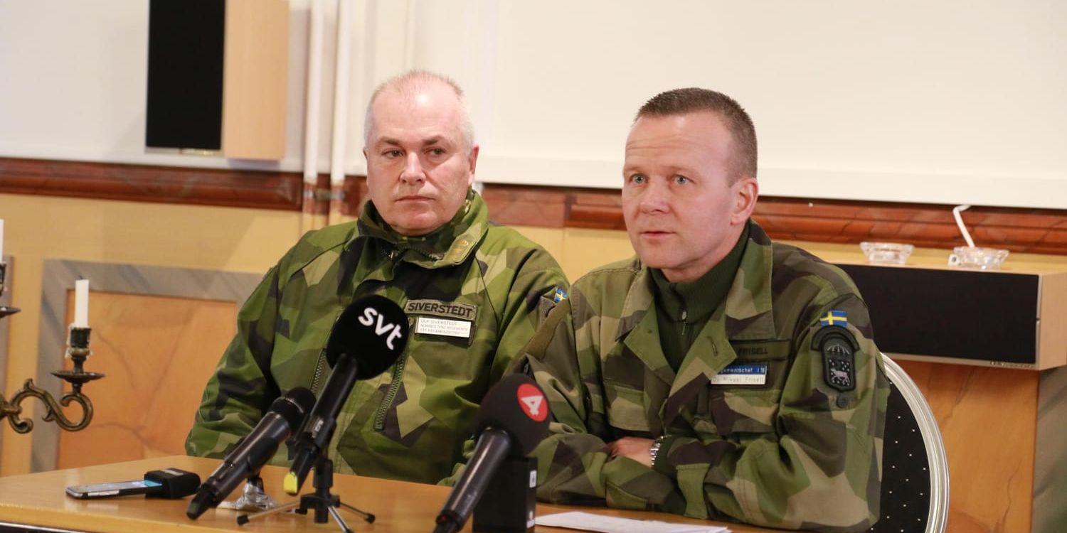 Regementschef Mikael Frisell och ställföreträdande regementschef Ulf Siverstedt vid Norrbottens regemente under en pressträff efter olyckan.