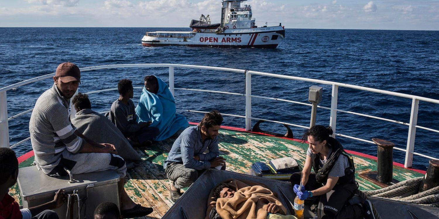 Migranter ombord på en spansk fiskebåt utanför libyska kusten. Arkivfoto.