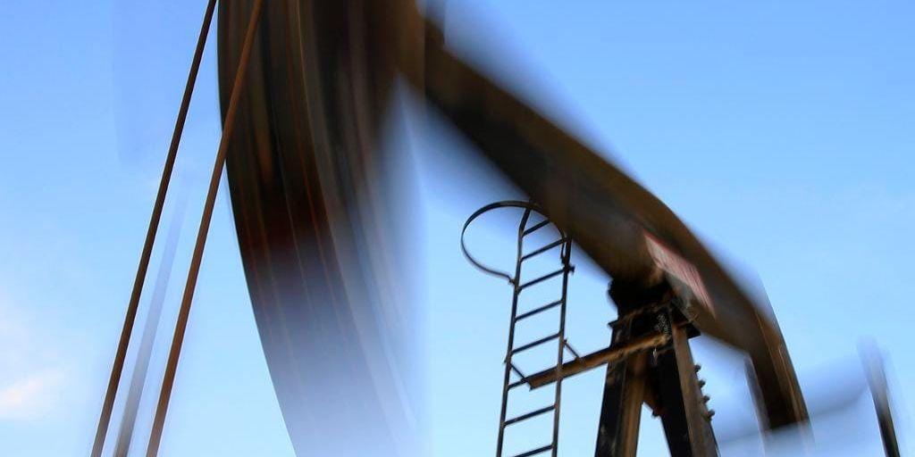 Ett globalt överutbud av olja har tryckt ned priset med 70 procent på ett och ett halvt år. Arkivbild.