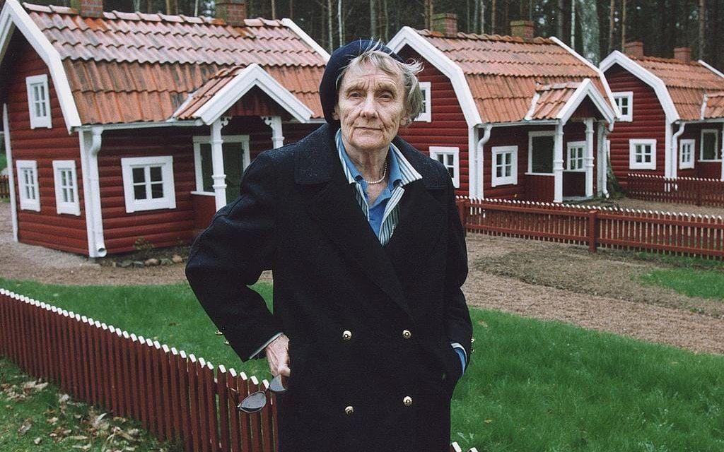 Astrid Lindgren, barnboksförfattare. Här fotograferad framför röda stugor med vita knutar i Astrid Lindgrensland i Vimmerby. Foto: TT.