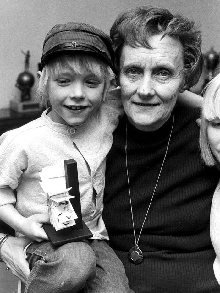 Astrid Lindgren med skådespelaren Jan Ohlsson (Emil). Foto: TT.