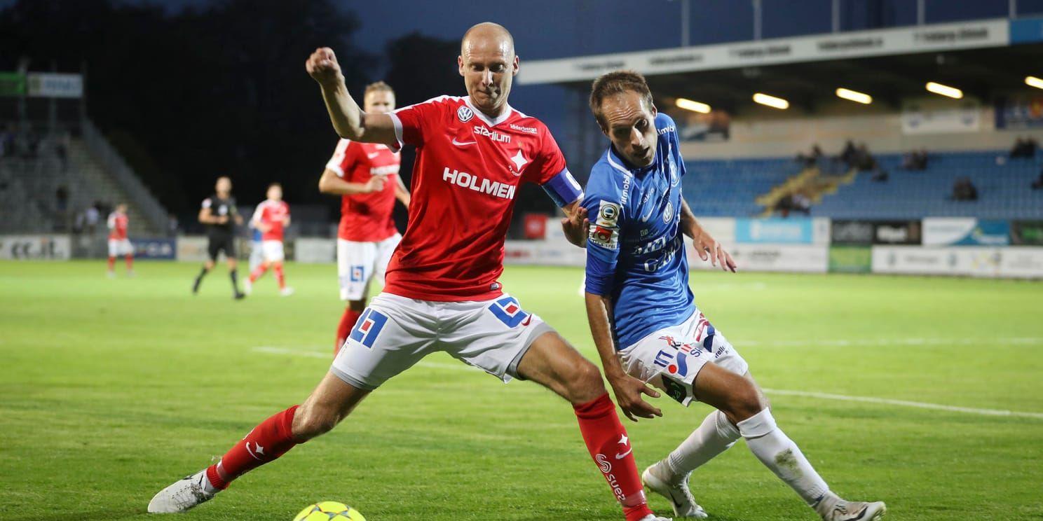 IFK Norrköpings Andreas Johansson (till vänster) trycker undan Trelleborgs Zoran Jovanovic under fredagens allsvenska fotbollsmatch på Vångavallen.
