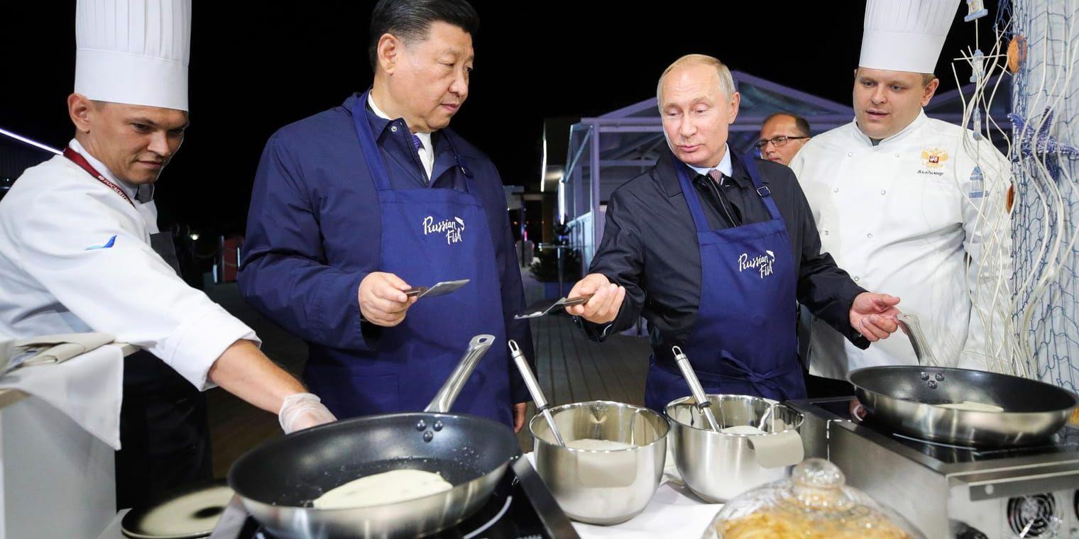 Kinas president Xi Jinping och Rysslands president Vladimir Putin steker pannkakor på ett ekonomiskt toppmöte i ryska Vladivostok.