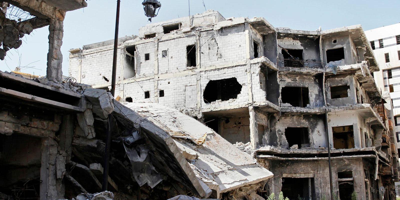 Skadade byggnader och rasmassor kantar en gata i Homs i Syrien. Enlig SOHR dödades 3 000 personer i kriget i Syrien i september. Arkivbild.