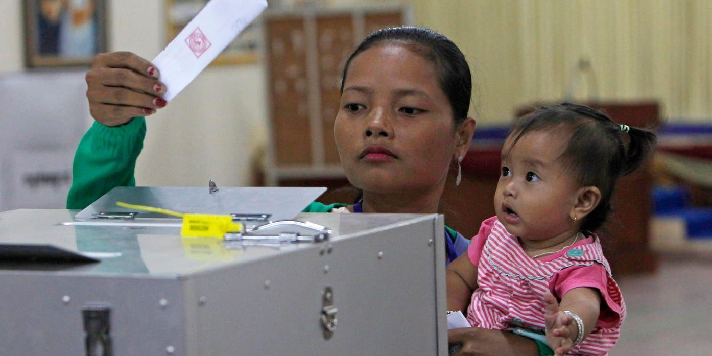 En kambodjansk kvinna röstar i landets senatsval tidigare i år, ett val som regeringspartiet CPP vann stort.