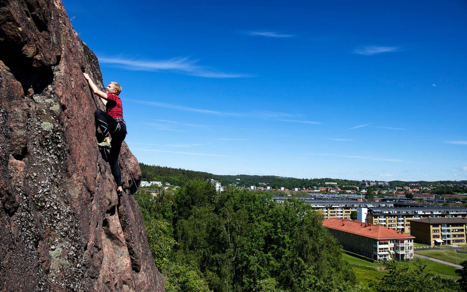 Puls-skribenten Magnus Carlsson tog mod till sig, gjorde en rejäl kraftansträngning och klättrade (under överinseende av kunniga klättrare) upp för den 30 meter höga klippan i Eklanda. Bild: Nicklas Elmrin