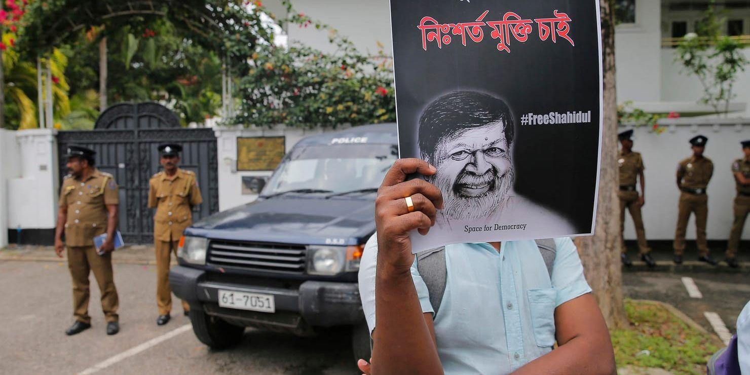 En demonstrant som protesterar mot gripandet håller upp ett plakat med Shahidul Alams bild utanför Bangladesh diplomatiska beskickning i Sri Lanka. Arkivbild.