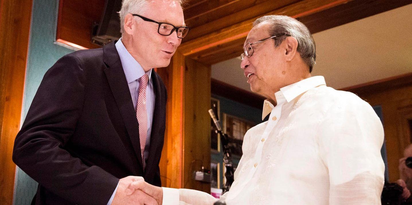 Norges Filippinerna-ambassadör, Erik Førner, välkomnar Jose Maria Sison från Nationella demokratiska fronten (NDF) i samband med att förhandlingarna inleddes i Oslo i måndags.