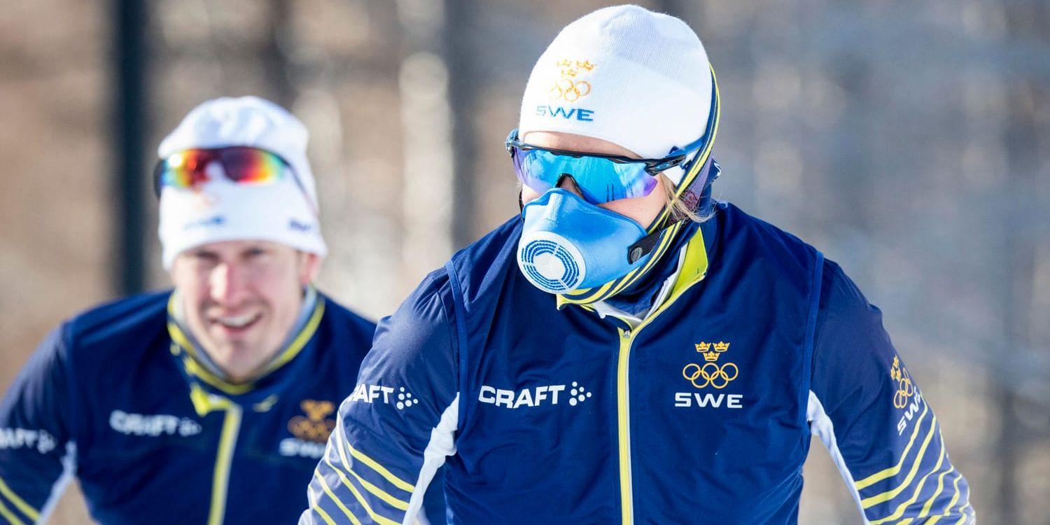 Hanna Falk tränar i en så kallad värmeväxlare för att skona luftrören i de kalla temperaturerna under skidlandslagets OS-förläger i Date utanför Sapporo, Japan.