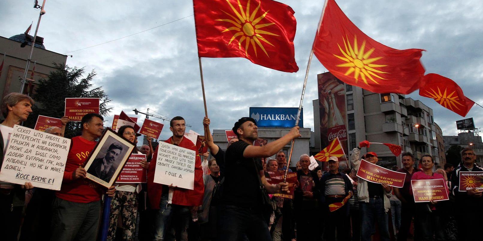 Demonstranter protesterar mot namnbytet utanför parlamentet i Skopje. Bilden är från i juni.