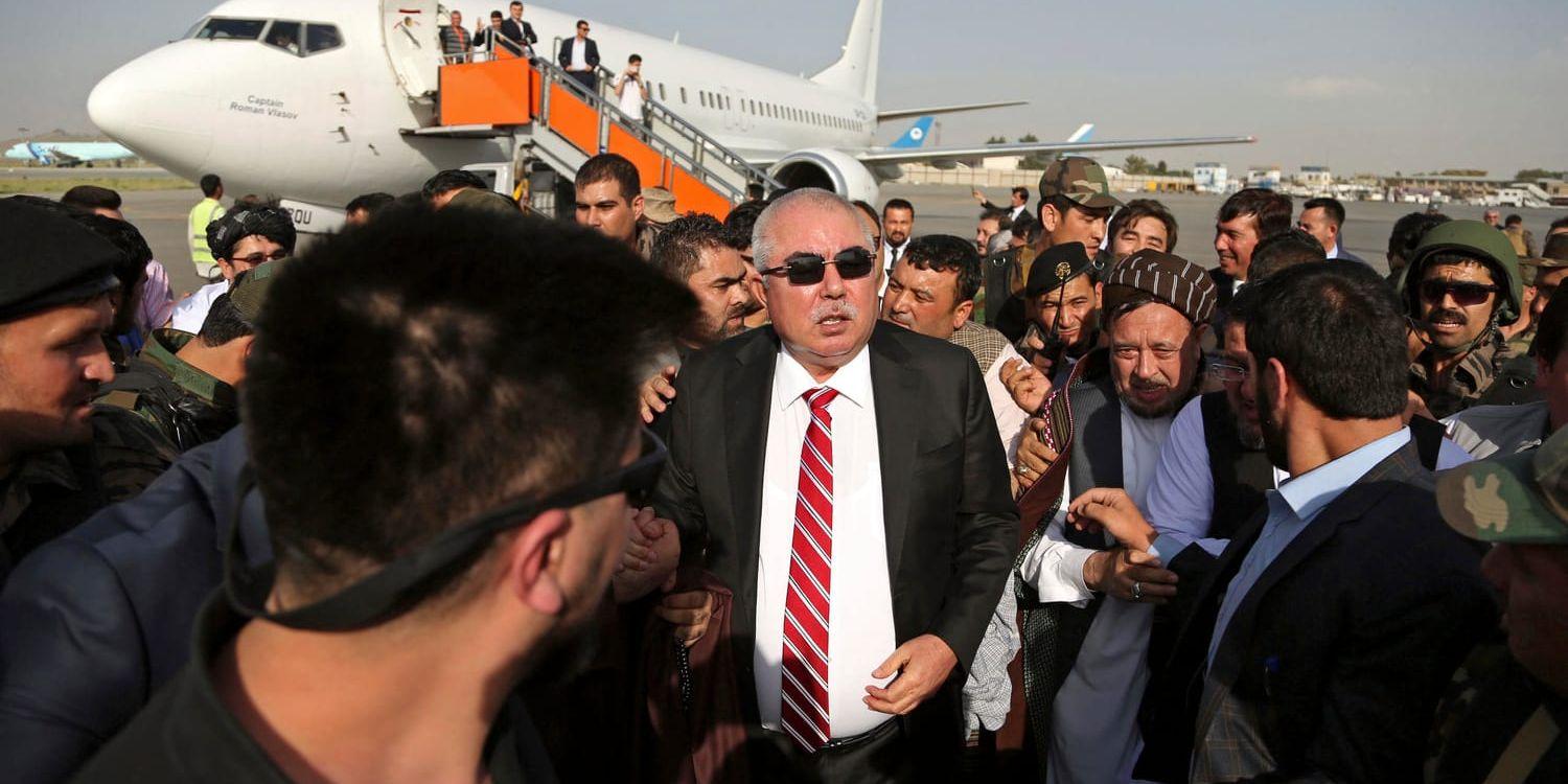 Abdul Rashid Dostum anländer till Kabuls flygplats strax före attentatet.