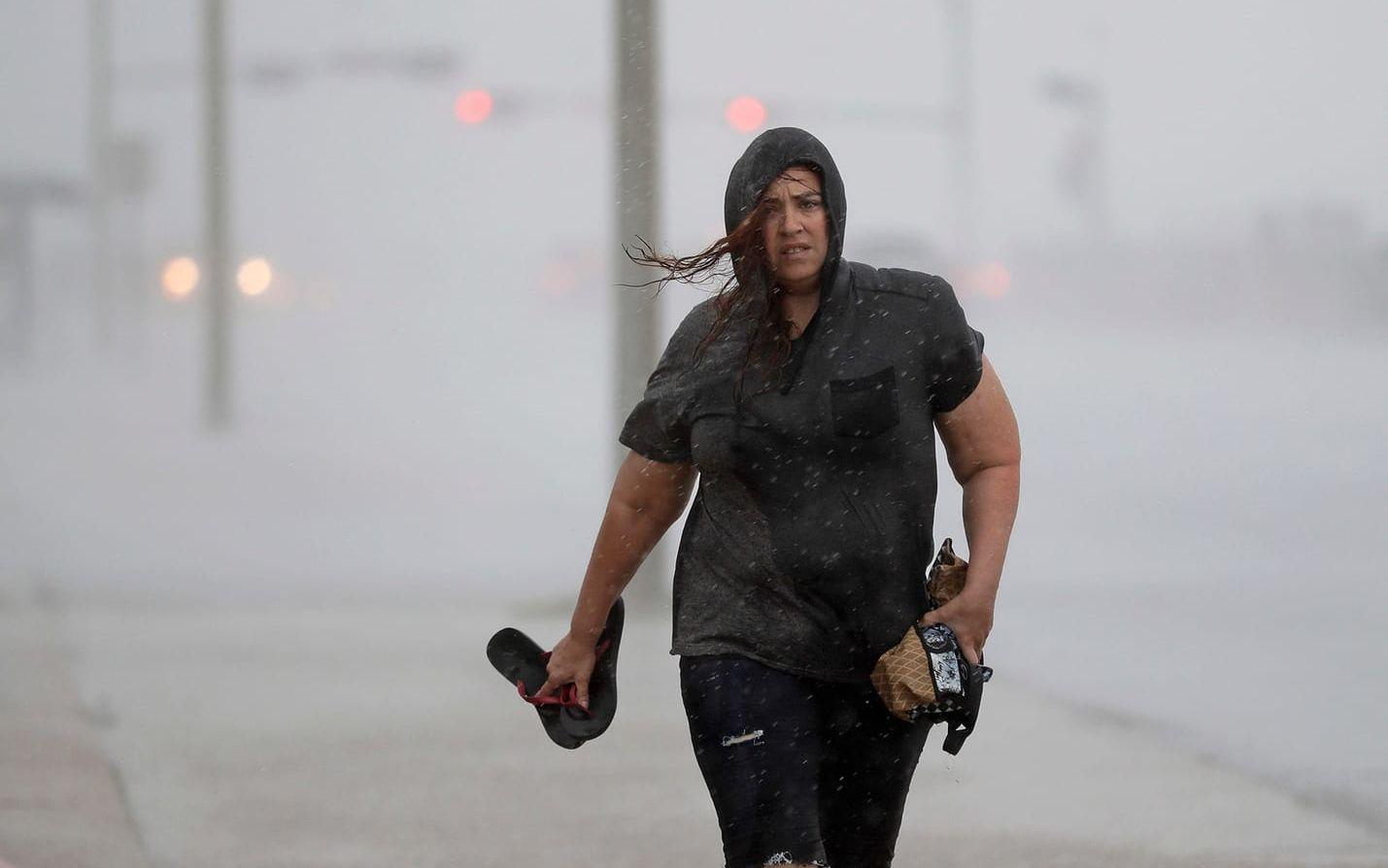 Hillary Lebeb går längs skyddsvallen i Galveston, Texas, samtidigt som orkanen Harvey intensiferas över Mexikanska golfen på fredagen. FOTO: David J. Phillip/AP
