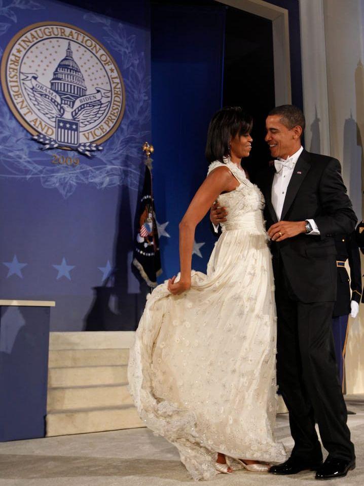 Michelle Obama i den klänning av Jason Wu som hon bar på inagurationen av Barack Obama 2009. Michelle Obama har fått mycket beröm för sin klädstil och det är någon ingen överdrift att hon är den bäst klädda första damen sedan Jackie Kennedy. Jason Wu-klänningen hänger i dag på muséeum.