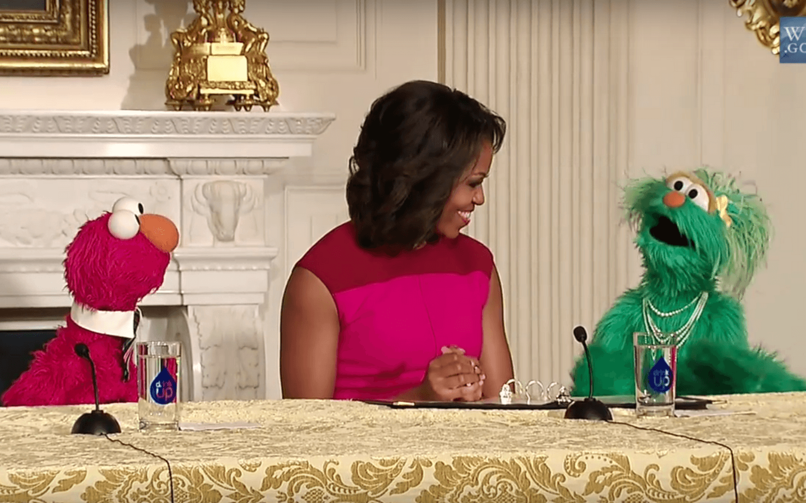 Let's move är ytterligare ett projekt initierat av Michelle Obama i hennes ambition att uppmana unga amerikaner att röra på sig mer. Hon har bland annat fått hjälp av Elmo från Sesame Street som plötsligt dök upp på en presskonferens.