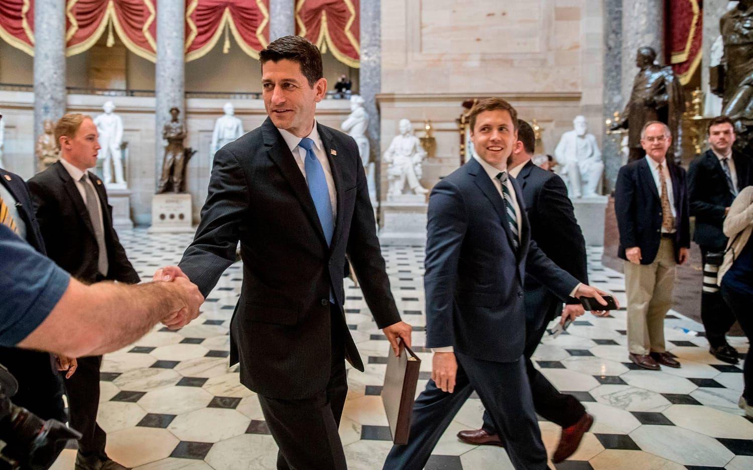 Representanthuset republikanske talman Paul Ryan hälsar på folk innan han går in i kammaren för omröstningen om att dra tillbaka och ersätta sjukförsäkringssystemet "Obamacare".
