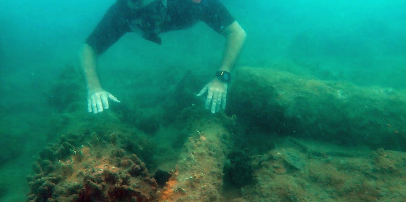 En av de amerikanska arkeologerna undersöker ett av de troliga slavskeppen utanför Costa Ricas kust.
