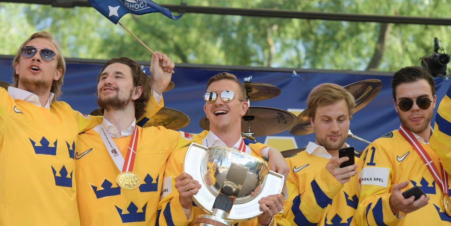 Mikael Backlund (med pokalen) och hans lagkamrater i Tre Kronor fick möta det svenska folkets jubel på Kungsträdgårdens scen efter att ha bärgat Sveriges andra raka VM-guld i ishockey.