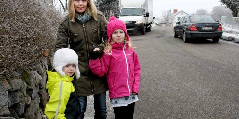 När Lotta Fröjd går med döttrarna Stina och Elin till skola och förskola innebär det en promenad ute i bilarnas körfält.