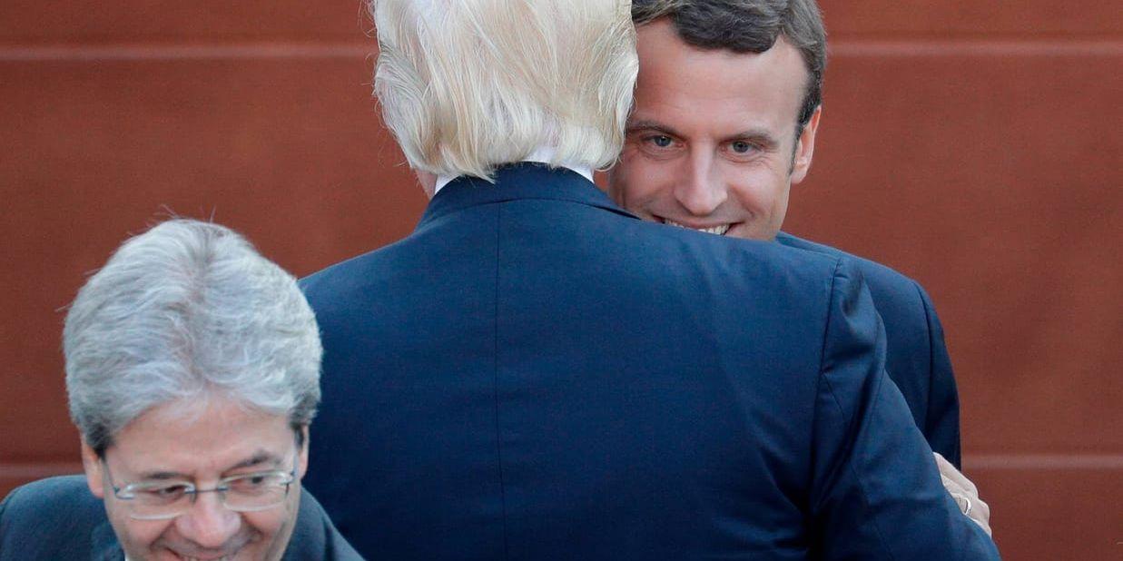 USA:s president Donald Trump hälsar på Frankrikes nytillträdde president, Emmanuel Macron, vid ett möte i slutet av maj. Arkivbild.
