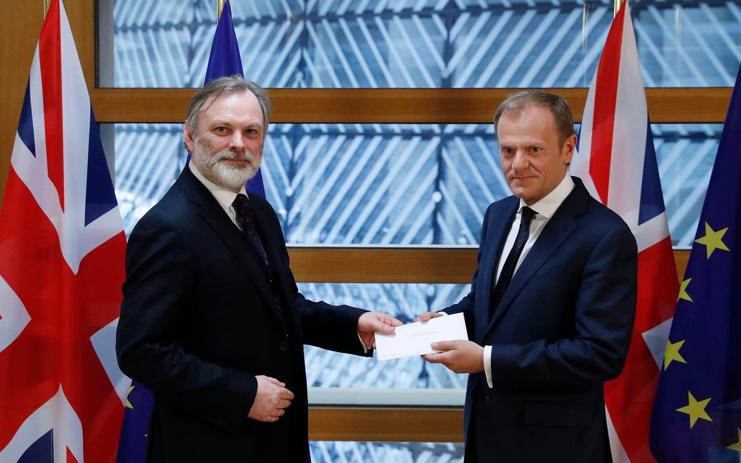 EU-presidenten Donald Tusk mottar den brittiska premiärministern Theresa Mays formella begäran om utträde ur EU av Storbritanniens permanente EU-representant i Bryssel, Tim Barrow.  FOTO: Emmanuel Dunand/AP