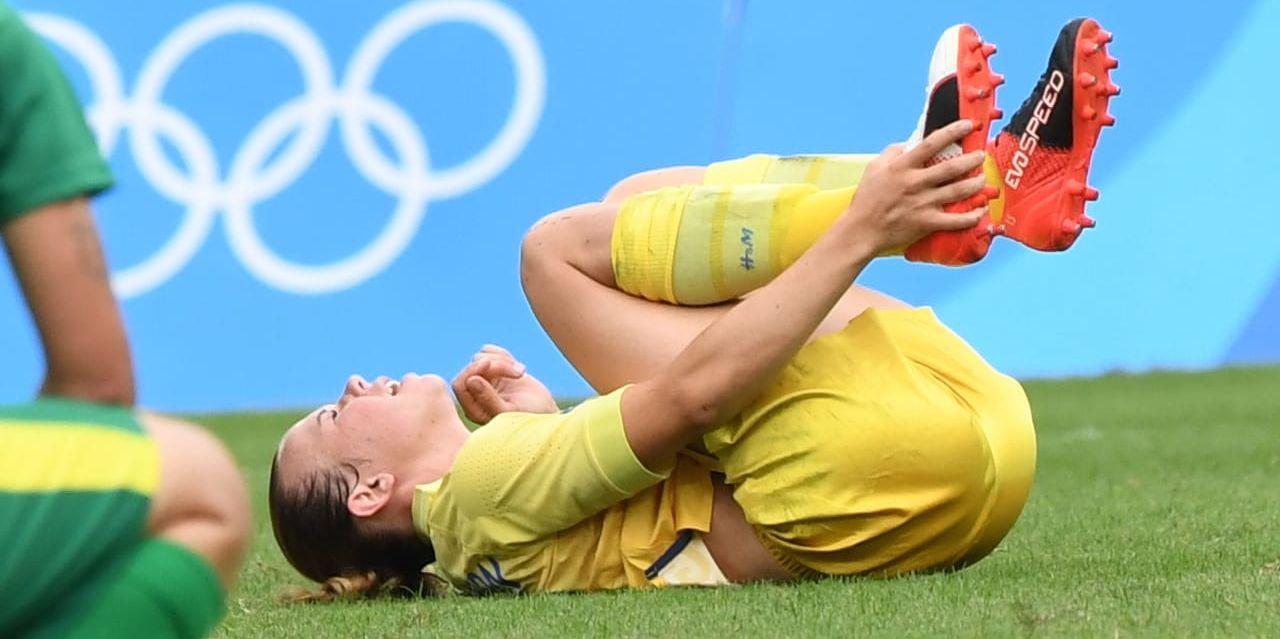 Sveriges Jessica Samuelsson skadades och fick bäras ut på bår under OS-premiären mellan Sverige och Sydafrika på Olympiastadion i Rio de Janeiro.