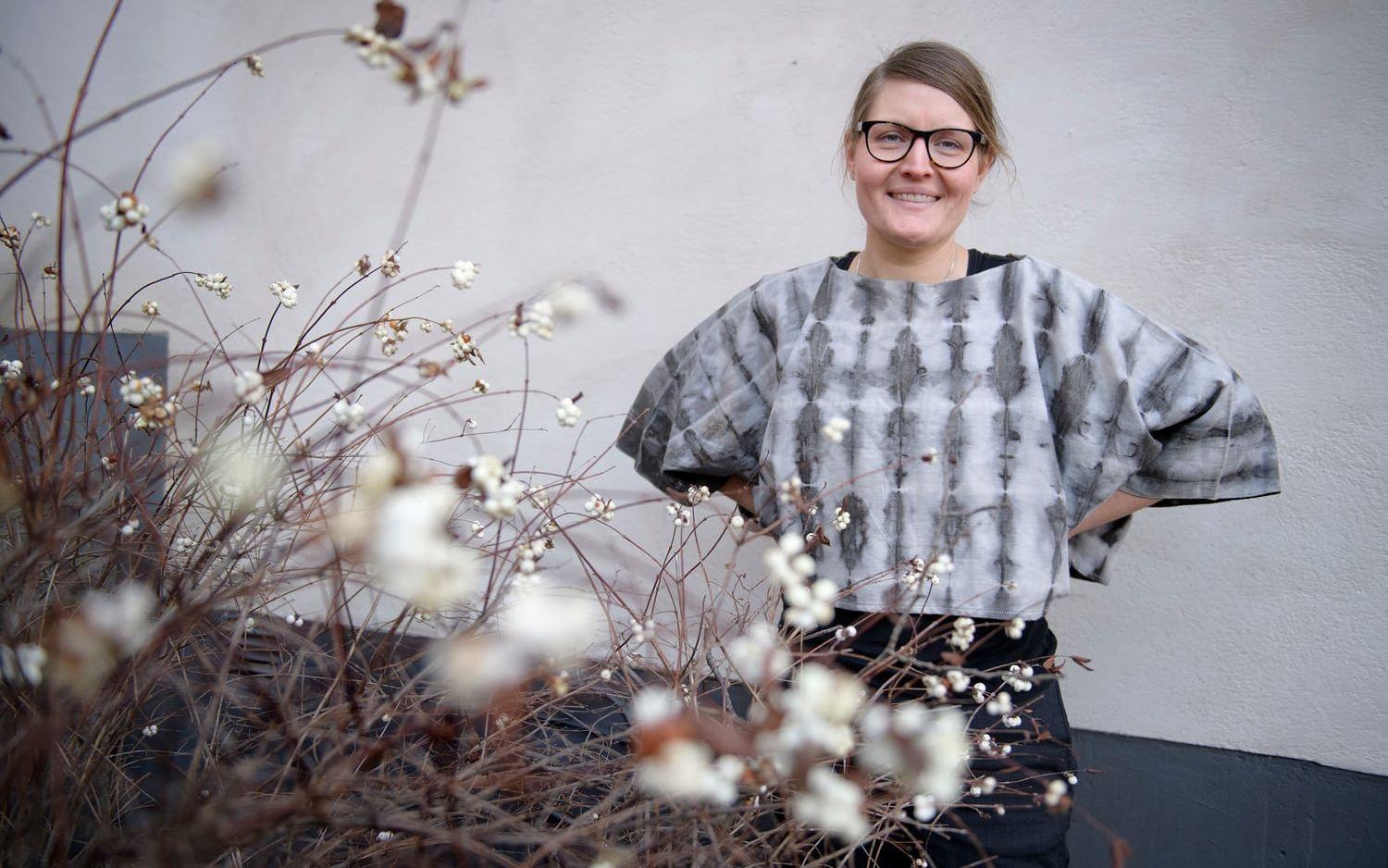 Textilkonstnären Lina Sofia Lundin är expert på hur man växtfärgar tyger och garner. Hon har på sig en sidentröja som har fått sin färg från granatäpple och järn. Foto: Jessica Gow/TT