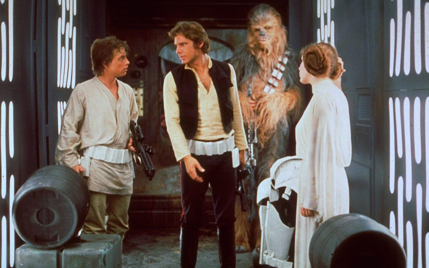 <strong>HAN SKÖT FÖRST. </strong>När George Lucas släppte Star Wars-filmerna på nytt 1997 ändrade han många saker, men inget har irriterat fansen lika mycket som Han Solos möte med prisjägaren Greedo. Ursprungsmanuset har det dock svart på vitt: Det var han Solo som sköt först. Foto: Stella