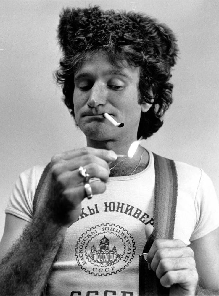 1977 Komikerna Robin Williams har ännu inte slagit igenom till de stora massorna, även om TV-serien Mork and Mindy bara var ett år bort och kom att göra Williams såväl känd som populär.