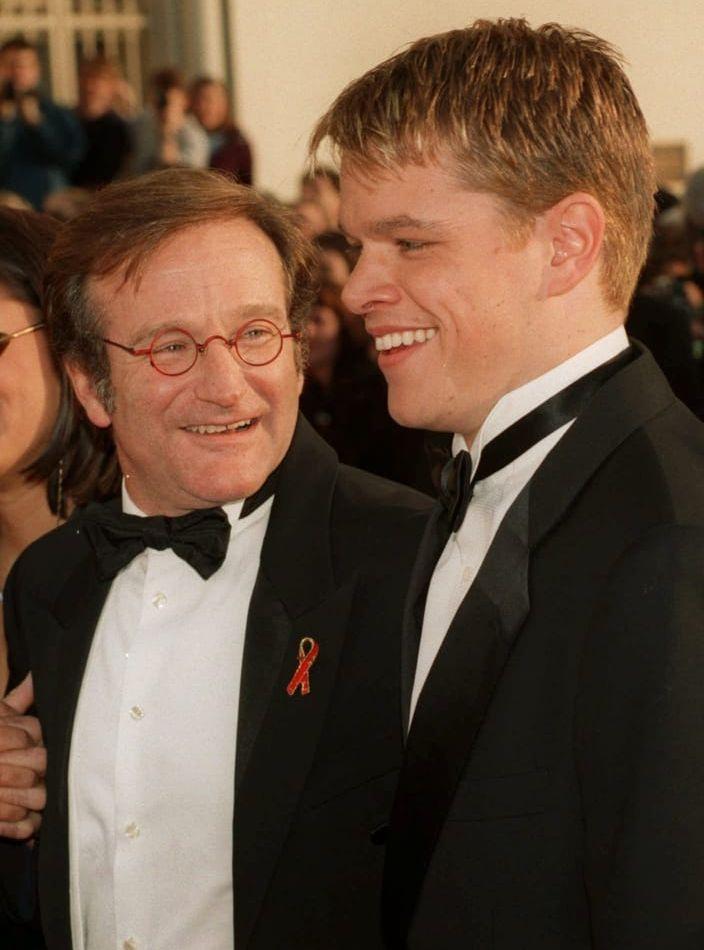 Robin Williams tillsammans med kollegan Matt Damon på Oscarsgalan 1998 . Båda vann en Oscarstatyett för filmen Good Will Hunitng – Williams för sin skådespelarinsats i filmen och Damon för Bästa manus.