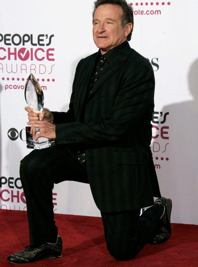 Robin Williams efter utmärkelsen vid People's Choice award 2007. Under sin karriär mottog han 16 stora priser för bland annat bästa huvudroll, bästa biroll och bästa humoralbum. Bild: TT