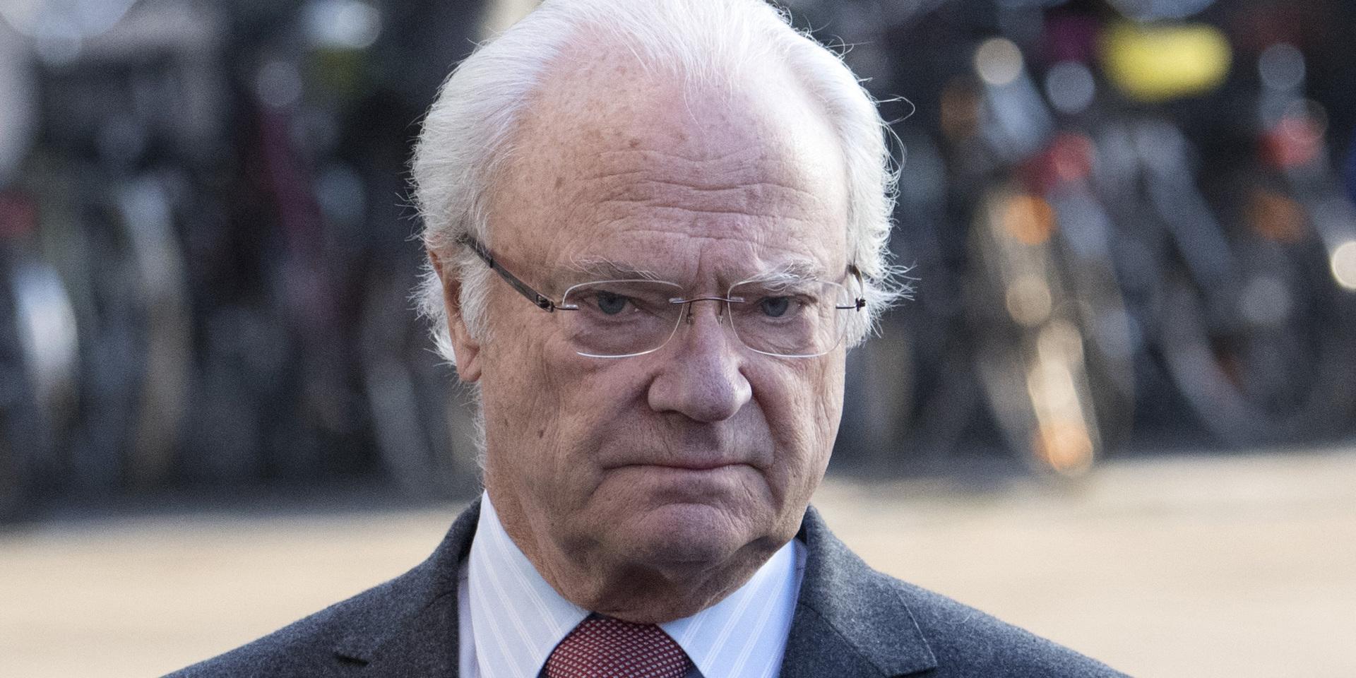 Kung Carl XVI Gustaf  är bekymrad över den senaste tidens turbulens i Svenska Akademien.