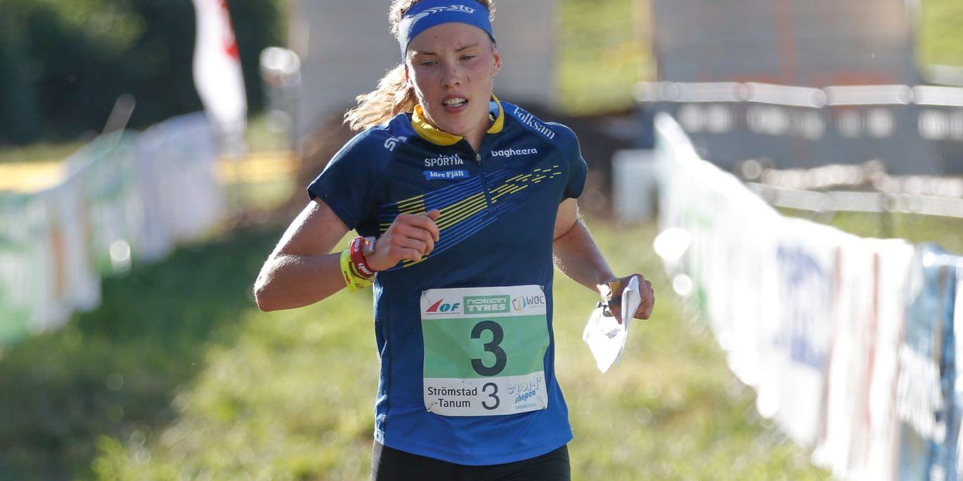 Sveriges Tove Alexandersson springer in som femma på sista sträckan i damernas VM-stafett i orientering.
