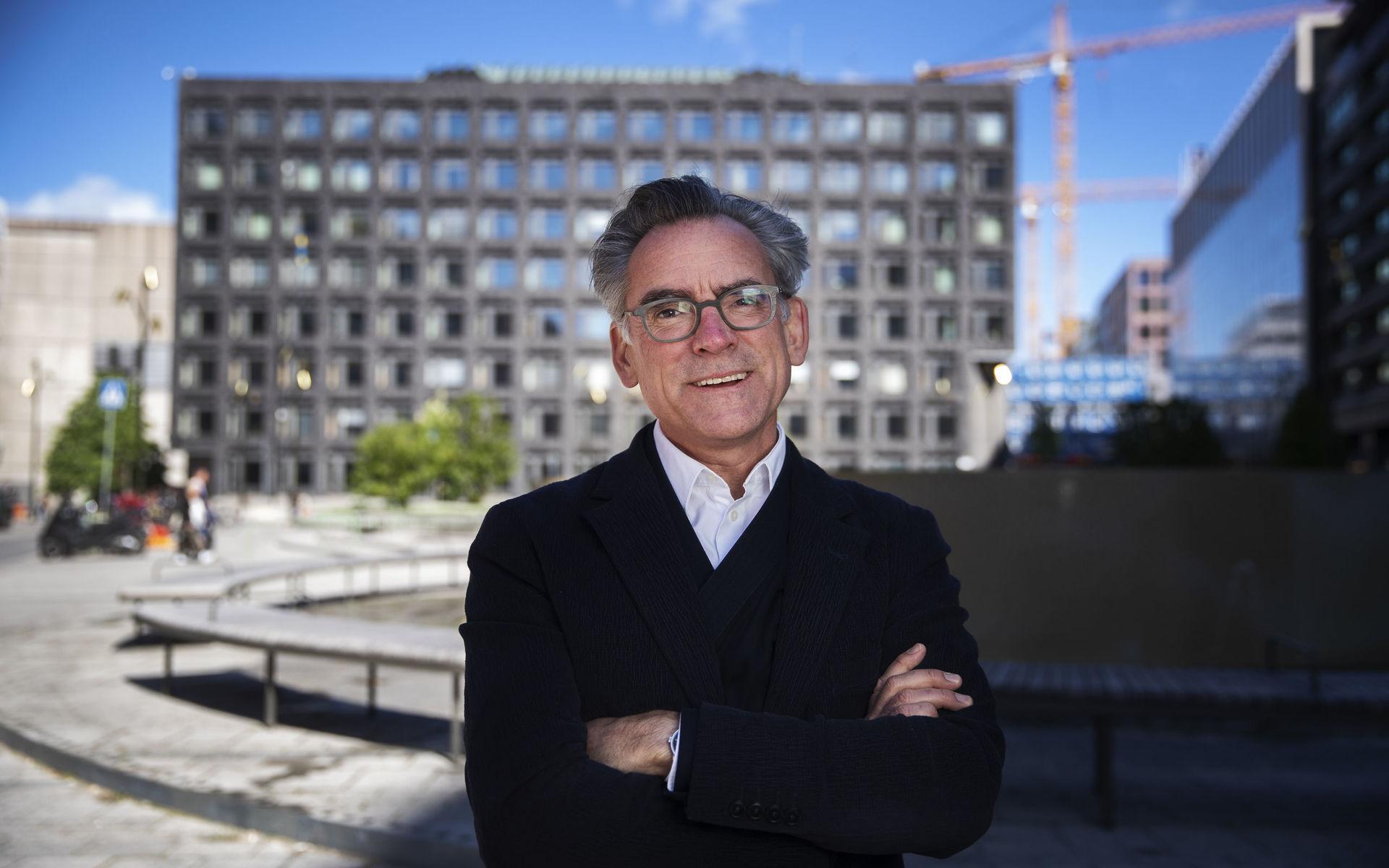 Mark Isittt, arkitekturjournalist, fotograferad framför Riksbanken i Stockholm. 