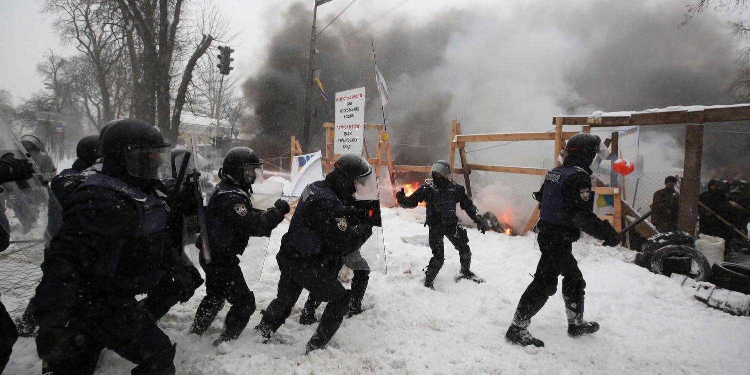 Kravallpolis slår till mot tältlägret utanför parlamentet i Kiev.