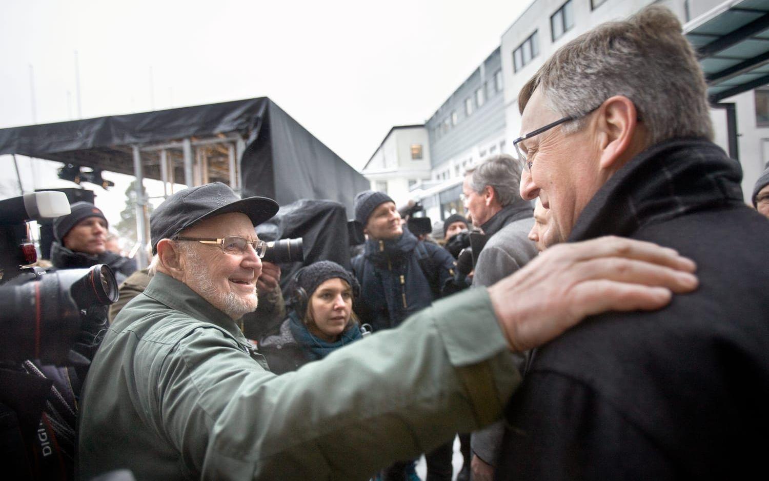 27 januari 2010: Jan Åke Jonsson och Spyker-vd:n Victor Muller togs emot som hjältar utanför Saab-museet av de stora folkmassorna. Företaget var räddat och kunde börja producera bilar igen. Bild: Stefan Bennhage