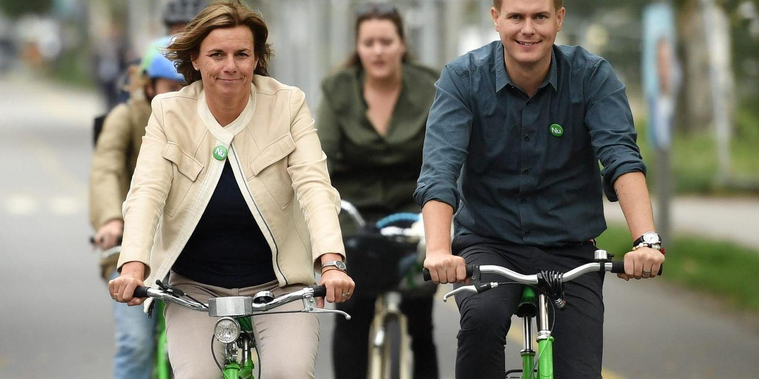 Miljöpartiets språkrör Isabella Lövin och Gustav Fridolin cyklar till samlingen för "People's Climate March" i Rålambshovsparken i Stockholm.