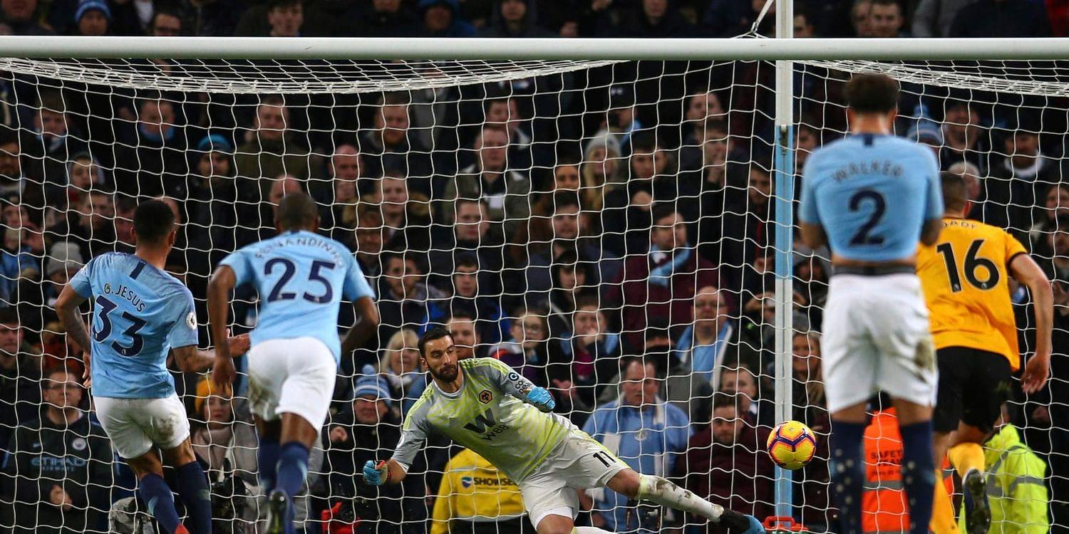 Gabriel Jesus gör 2–0 för Manchester City på straff.